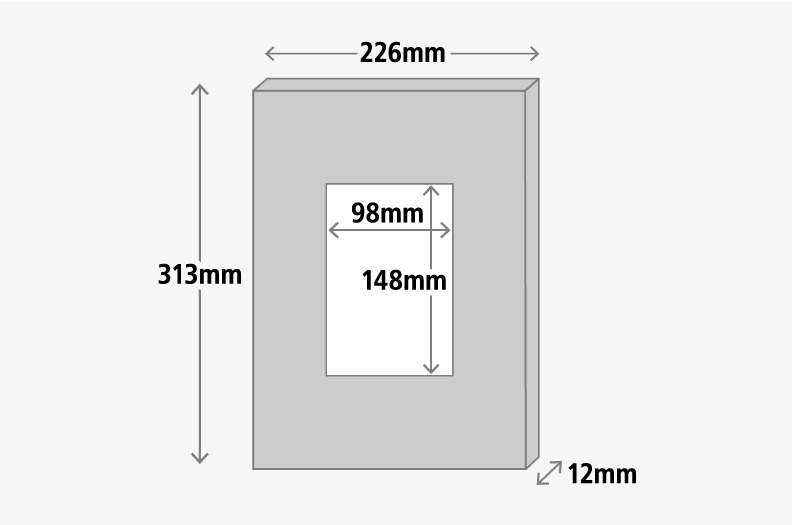 商品仕様：Mサイズの外寸は、縦313mm、横226mm、奥行12mm。マット窓寸は、縦148mm、横98mm。