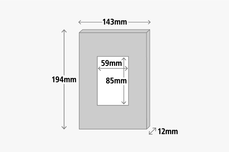 商品仕様：Sサイズの外寸は、縦194mm、横143mm、奥行12mm。マット窓寸は、縦85mm、横59mm。