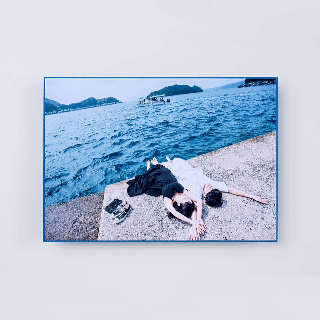 海辺に男性と女性が寝転がっている様子がプリントされたフォトメッセージカードの写真