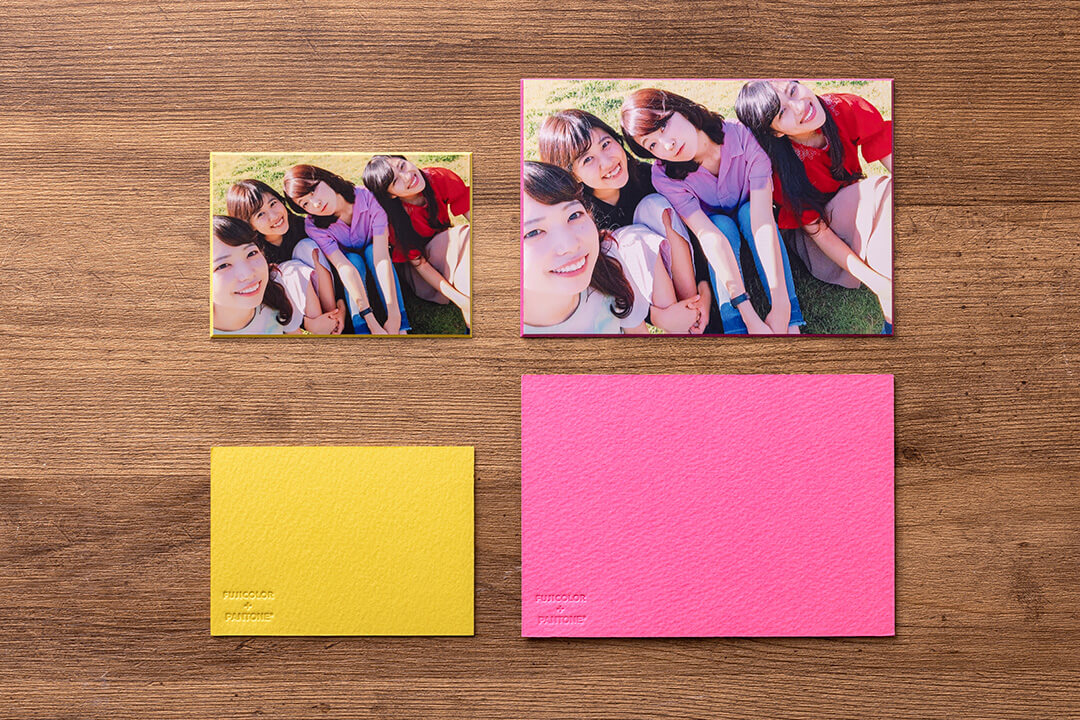 2種類のサイズでプリントしたフォトメッセージカードの、表面と裏面をそれぞれ並べた写真