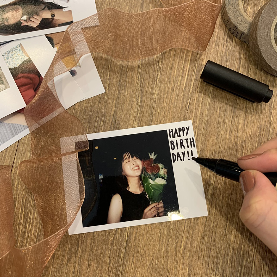 Instagramに投稿された、メッセージが添えられたプリント