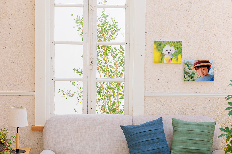 子どもと愛犬のWALL DECORが飾られた部屋