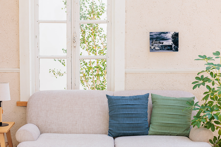 モノクロの風景写真のWALL DECORが飾られた部屋