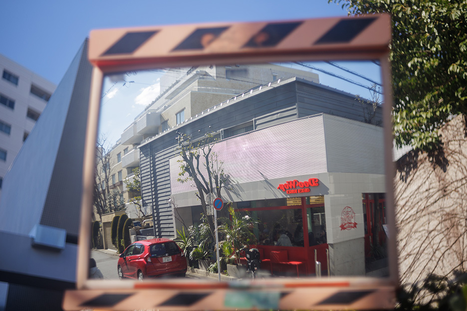 カーブミラー越しに見た目黒川沿いのお店