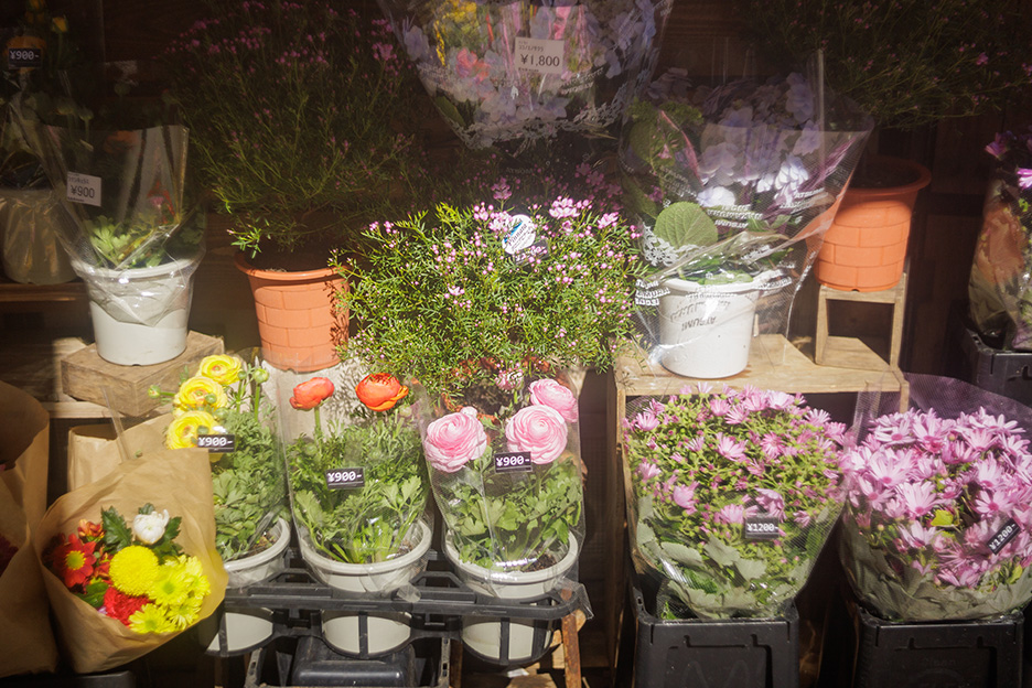 季節のお花が並ぶかわいいお花屋さん