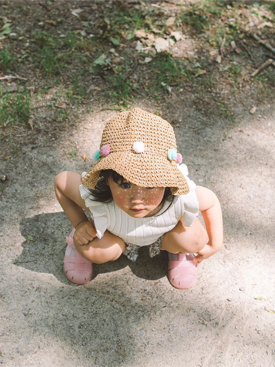 公園で撮った、麦わら帽子を被った娘の写真