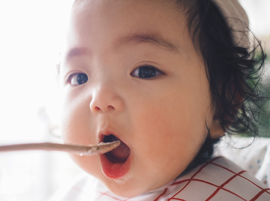 離乳食を食べているシーン