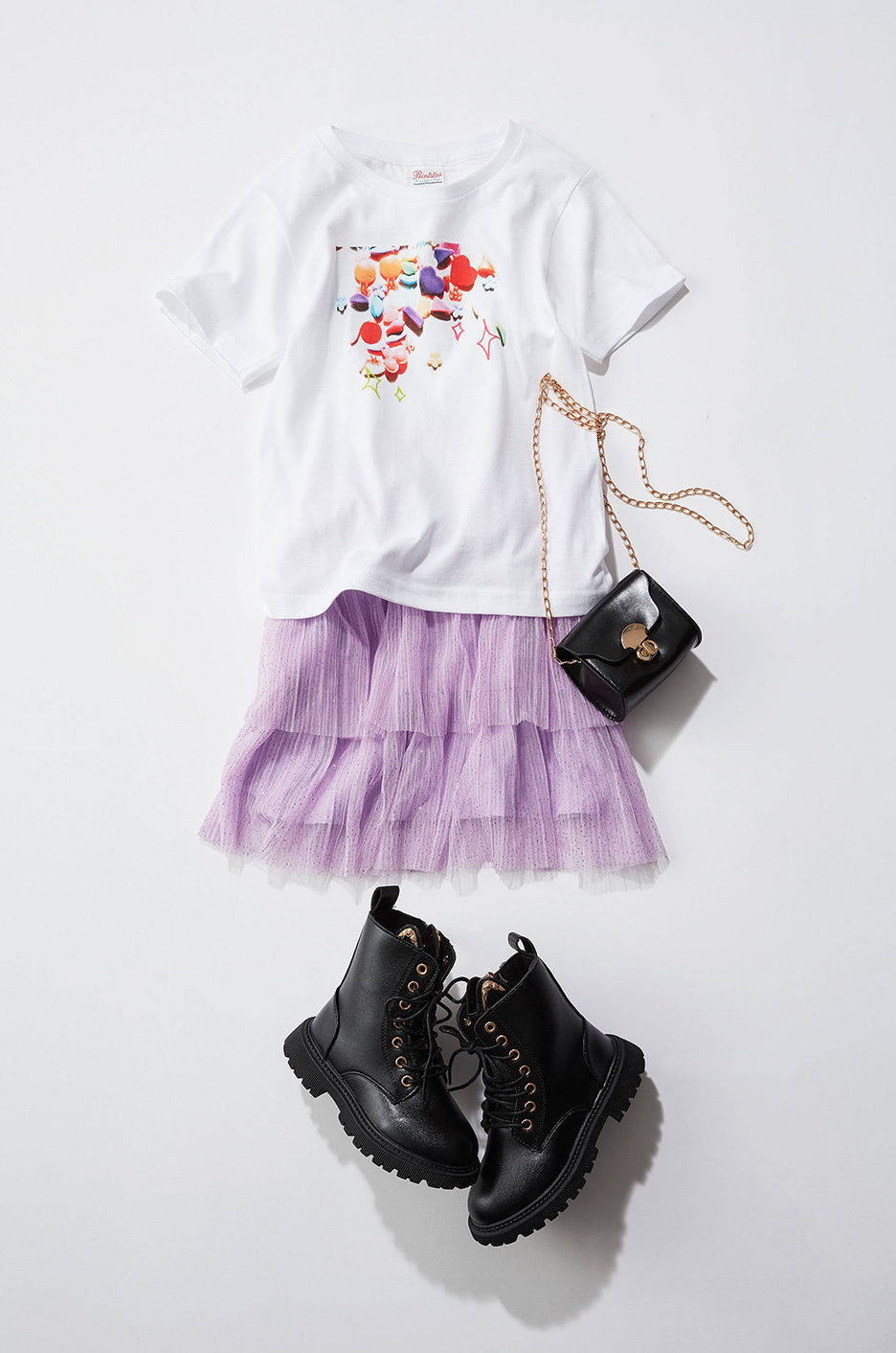 ビーズがプリントされたTシャツと、それを取り入れた女の子のコーディネート例