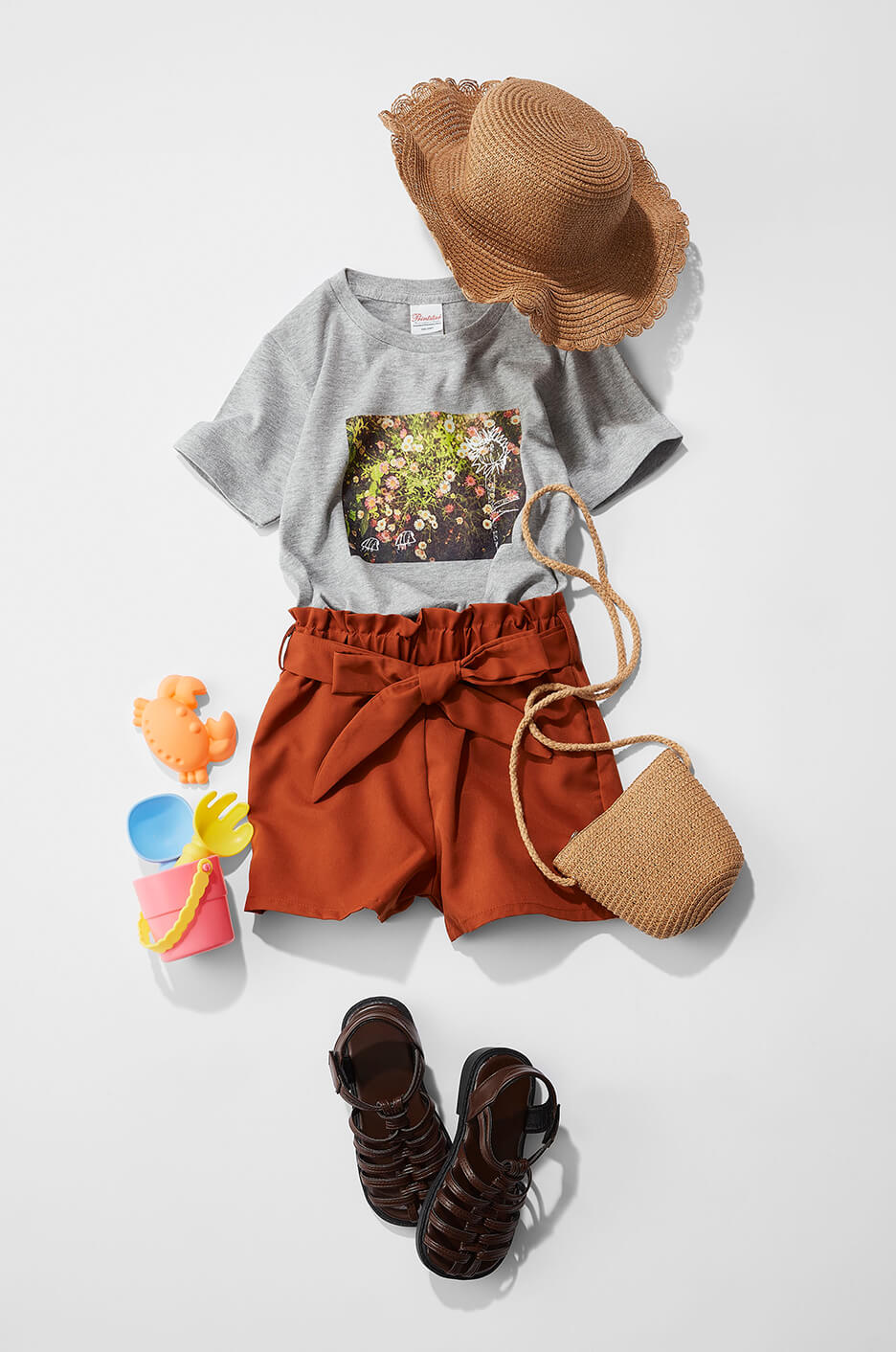 花がプリントされたTシャツと、それを取り入れた女の子のコーディネート例