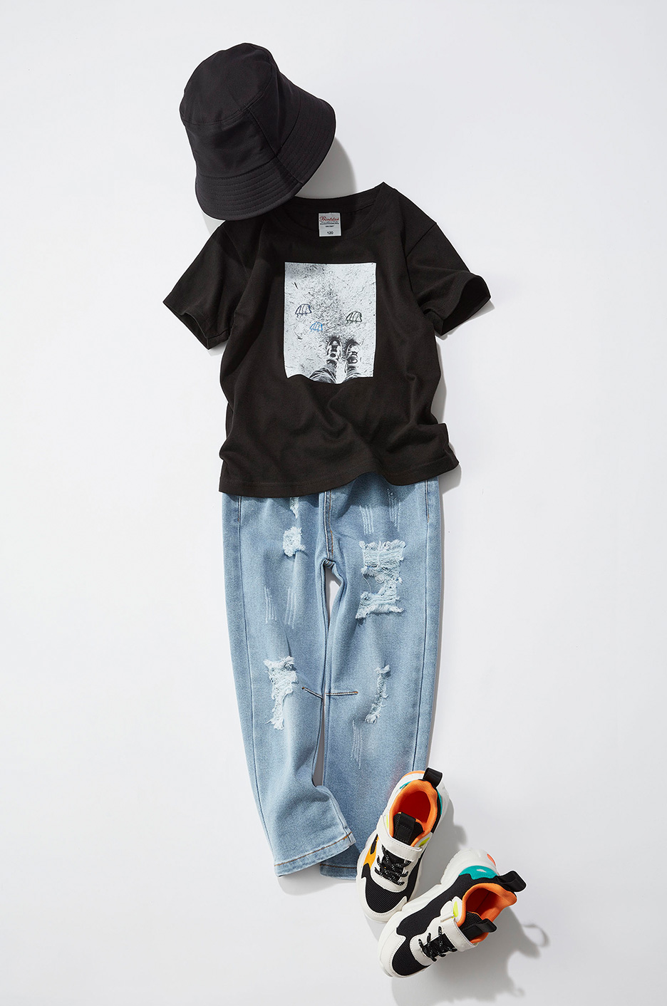 子供が描いた虫の絵がプリントされたTシャツと、それを取り入れた男の子のコーディネート例