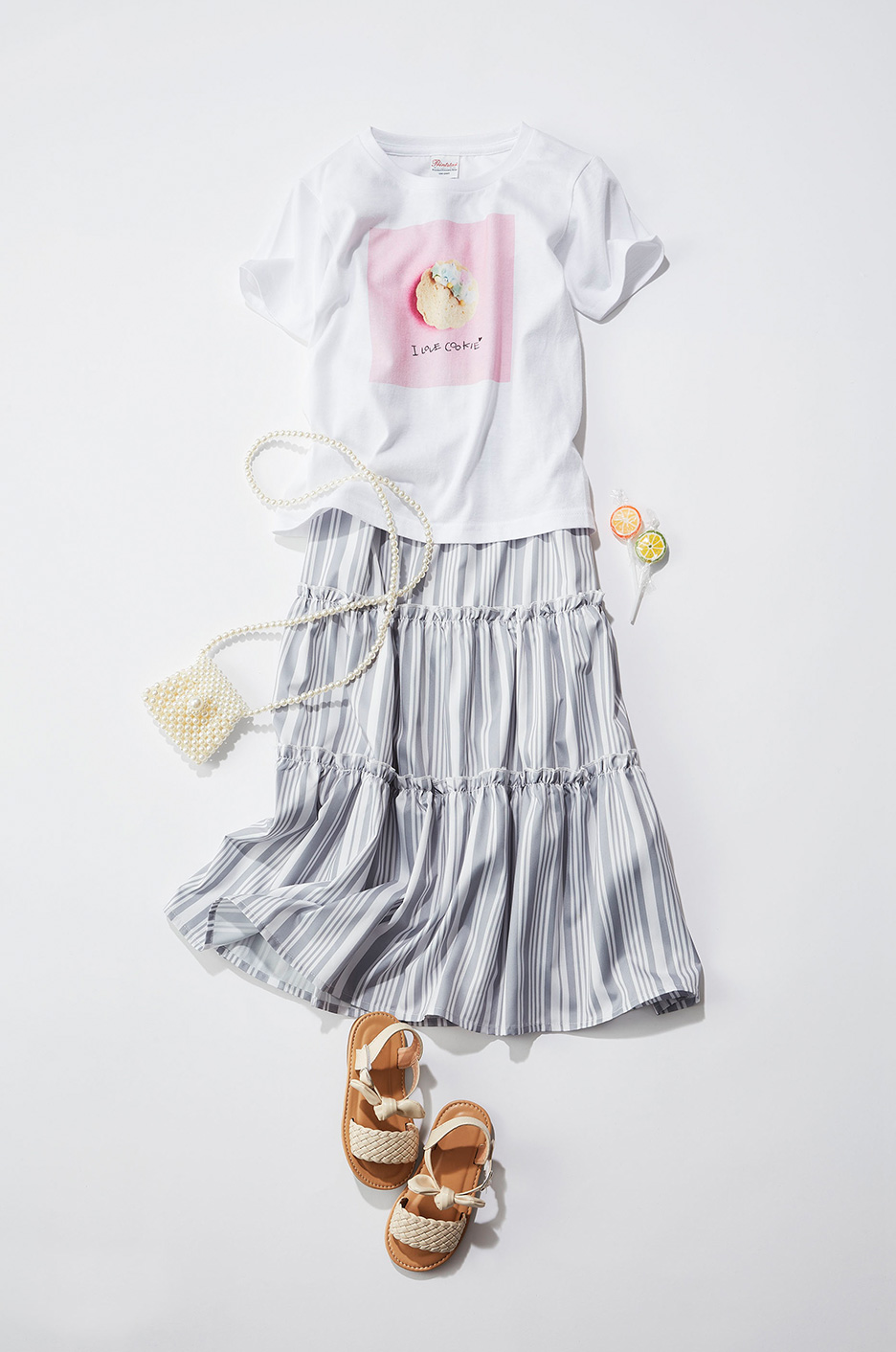 お菓子がプリントされたTシャツと、それを取り入れた女の子のコーディネート例