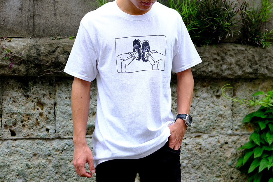 オリジナルTシャツを着こなす男性