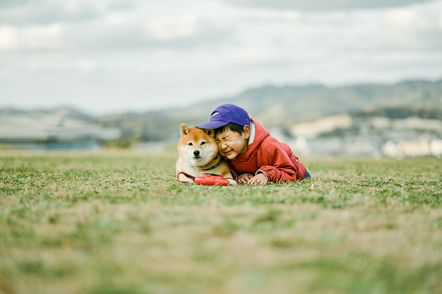 愛犬「八朔くん」と子供が戯れる写真