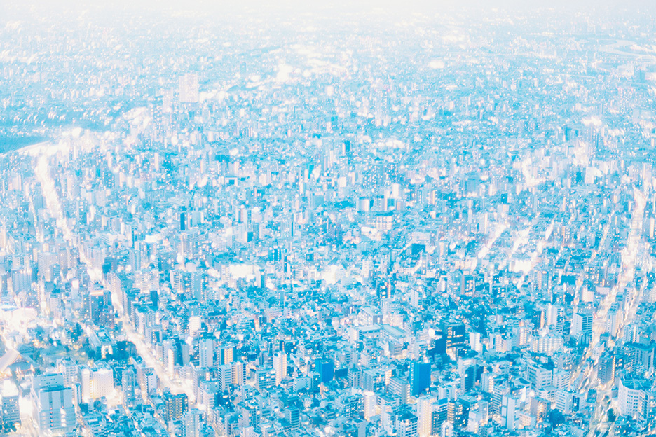 淡いブルーの中に点々と白い光が散りばめられた画像