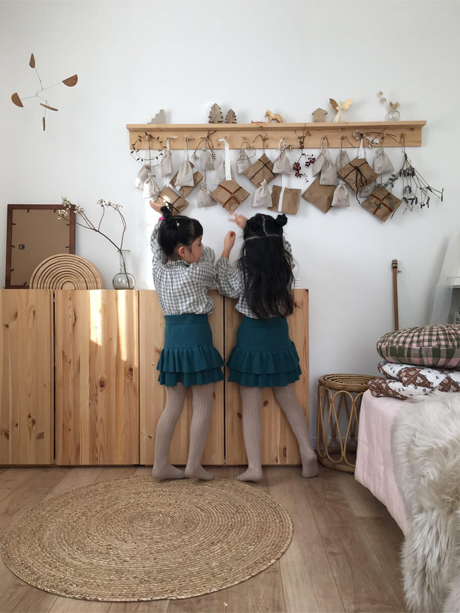 アドベントカレンダーを開封する子どもたち