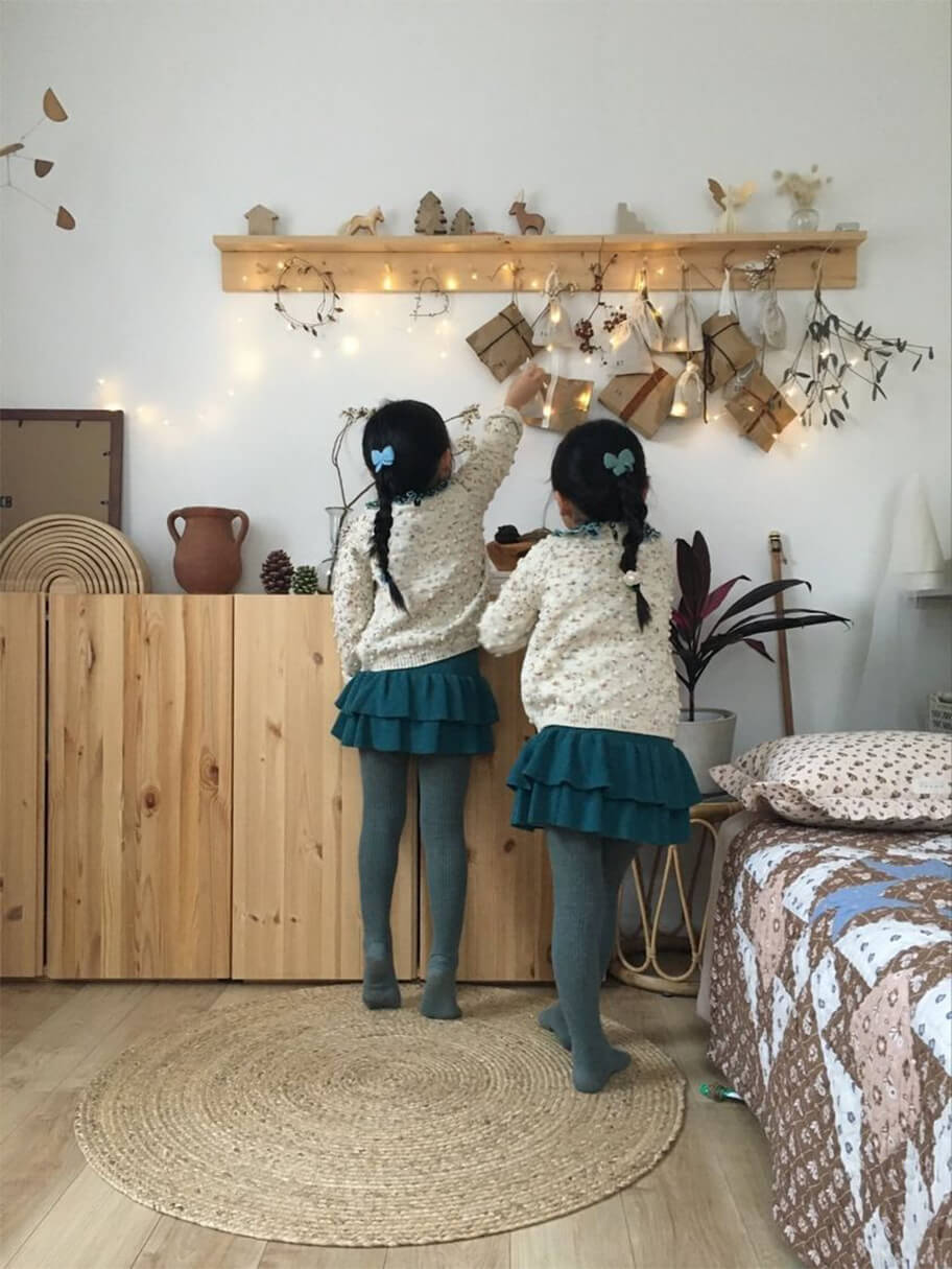 アドベントカレンダーを開封する子どもたち