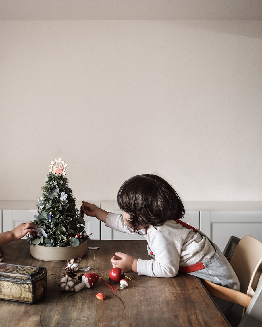 テーブルツリーに飾り付けをする子ども