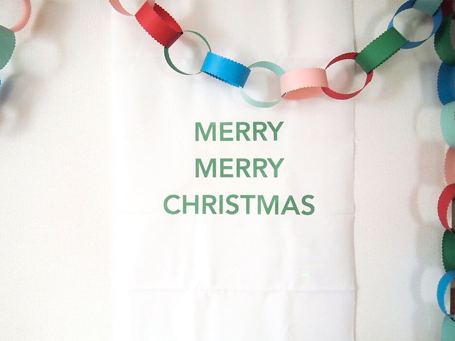 「MERRY MERRY CHRISTMAS 」と文字の入ったタベストリー