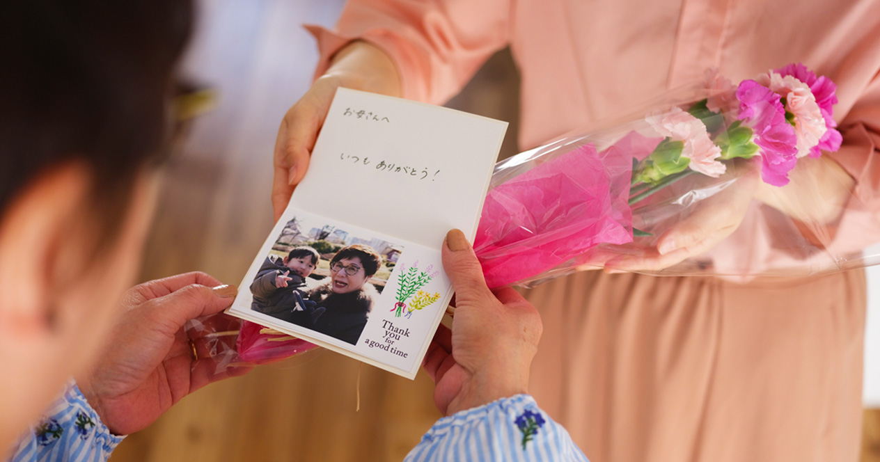 母の日に、花とメッセージカードを送っている写真