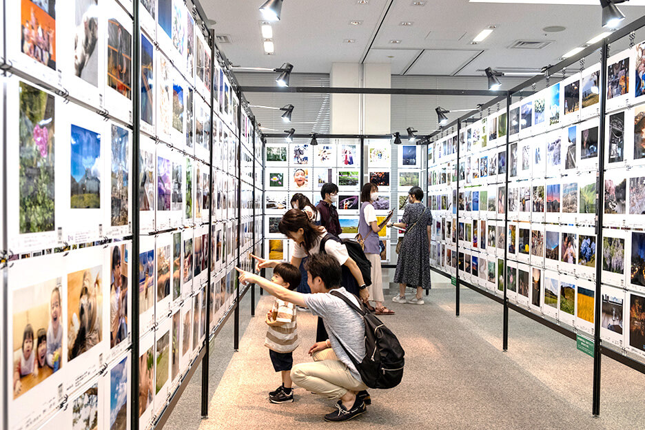 「“PHOTO IS”想いをつなぐ。あなたが主役の写真展」の様子を示す写真