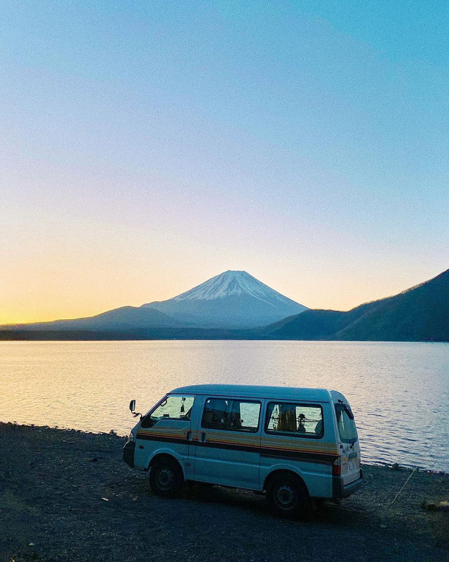 山と湖の景色と車を撮った写真