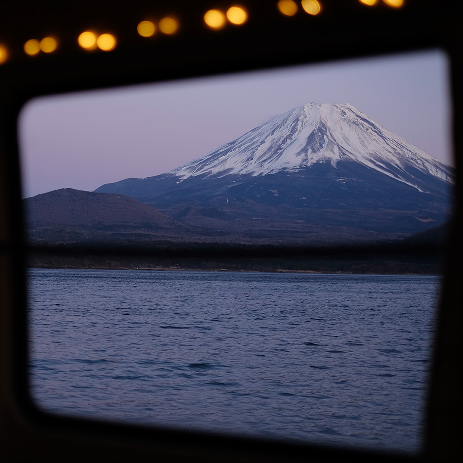 山と湖の風景の写真