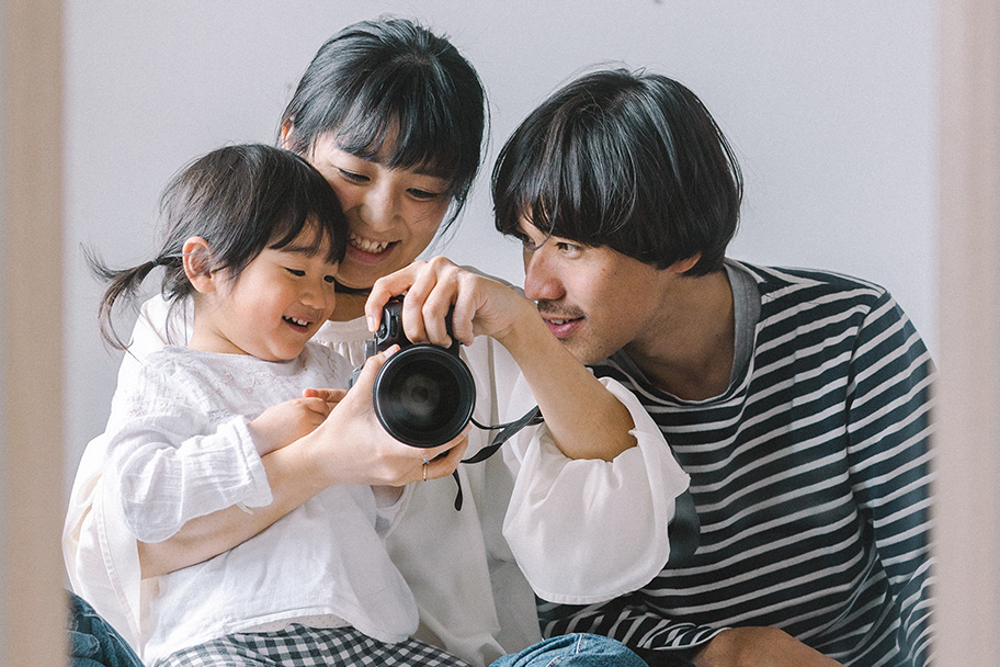 家族でカメラをのぞいている写真