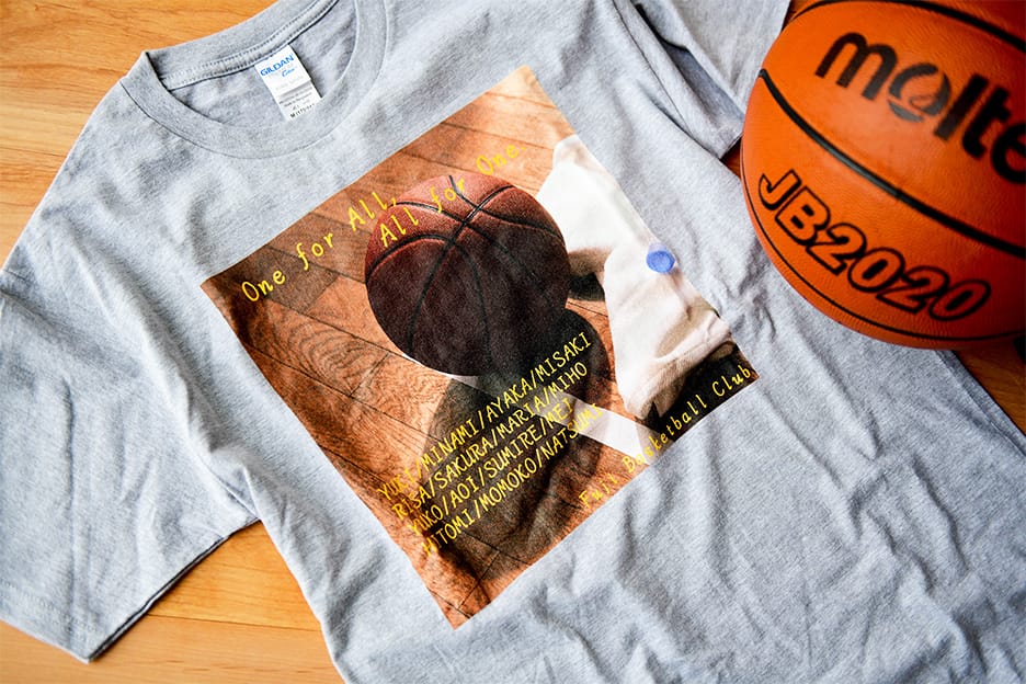 体育館で撮影したバスケットボールの写真がプリントされた、写真入りオリジナルTシャツの写真