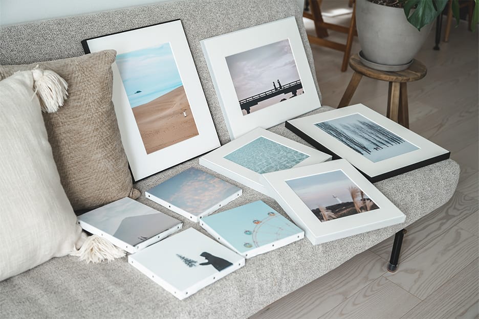 旅の写真を「WALL DECOR」にしてソファに並べた写真