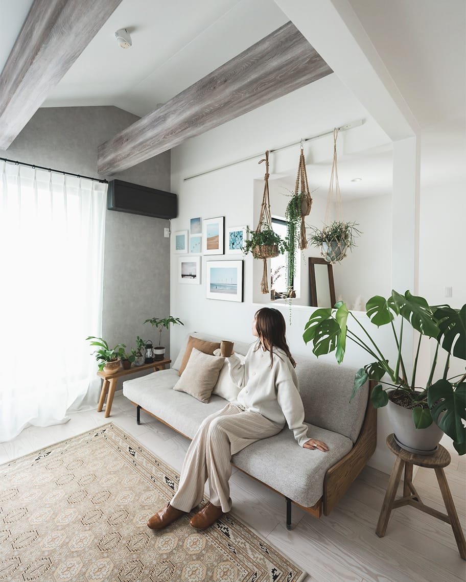 飾った「WALL DECOR」を眺めるAYUMIさんの写真