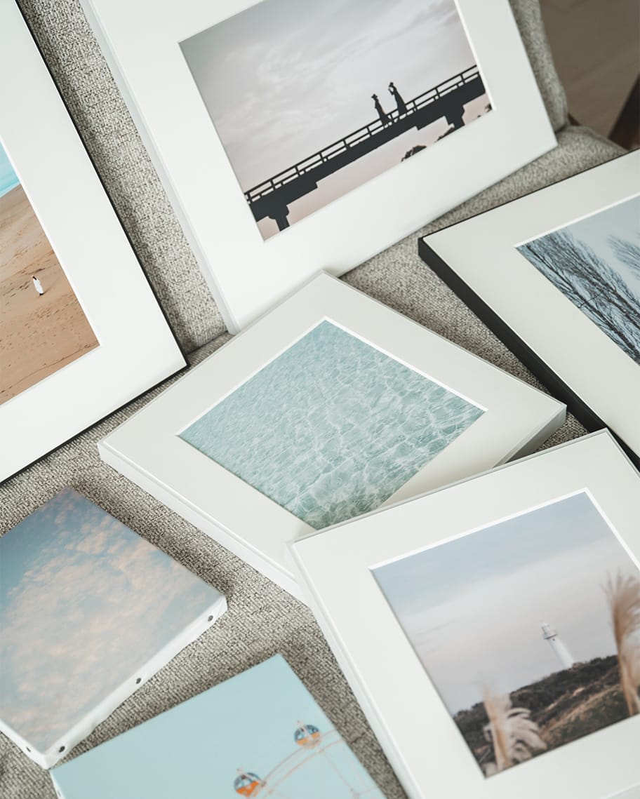 旅の写真を「WALL DECOR」にしてソファに並べた写真