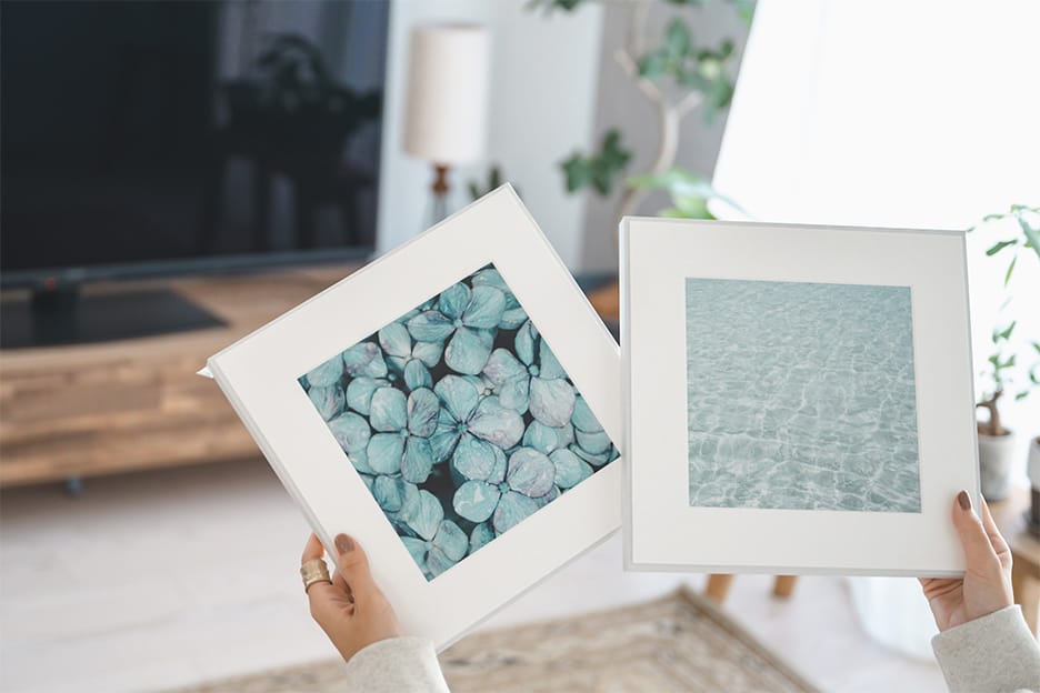 「WALL DECOR」を手元に持っている写真