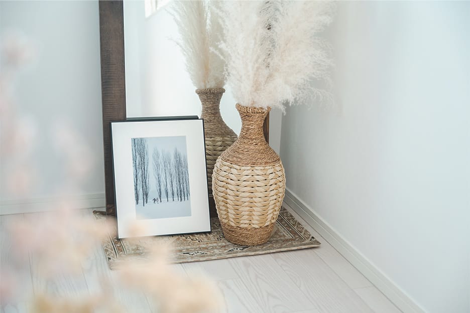 インテリアと一緒に「WALL DECOR」を飾っている写真