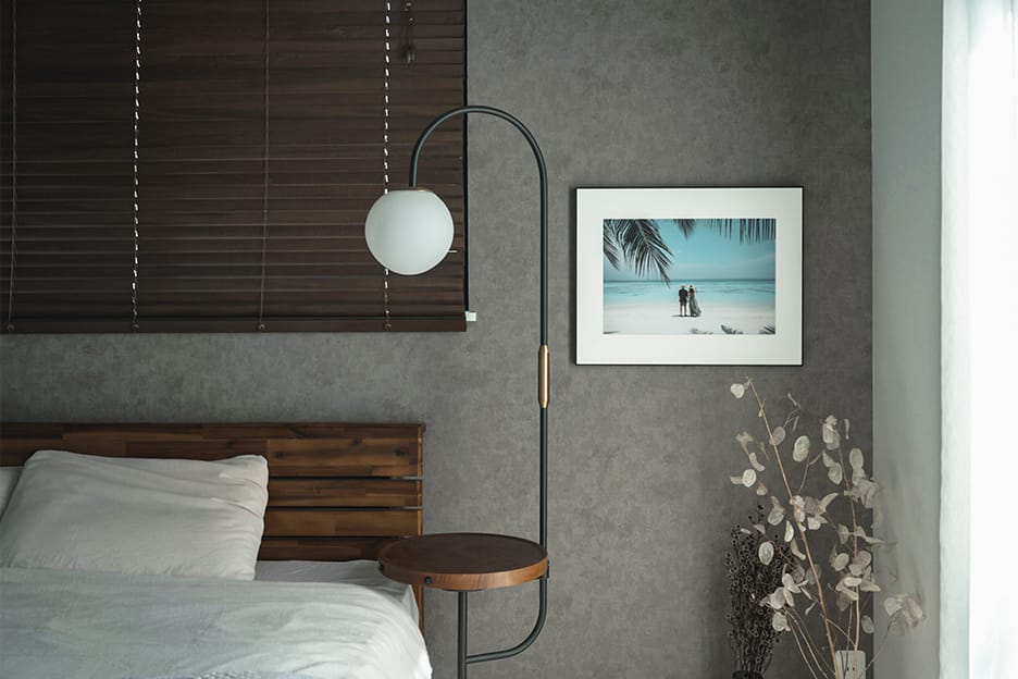 寝室に「WALL DECOR」を飾っている写真
