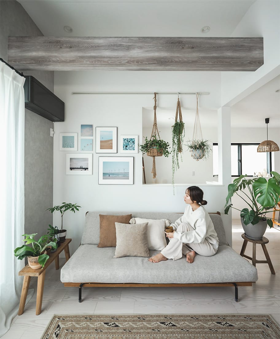「WALL DECOR」が飾ってある部屋でくつろぐAYUMIさんの写真
