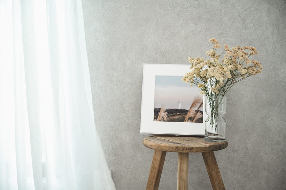 インテリアと一緒に「WALL DECOR」を飾っている写真