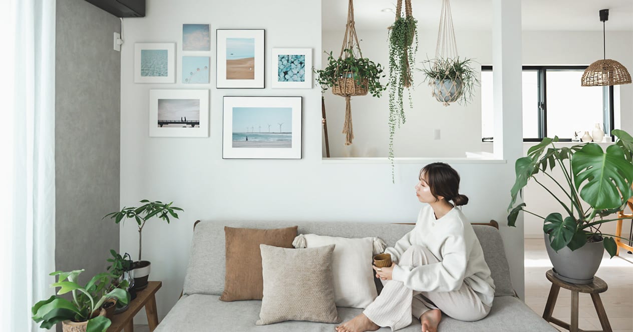 「WALL DECOR」が飾ってある部屋でくつろぐAYUMIさんの写真