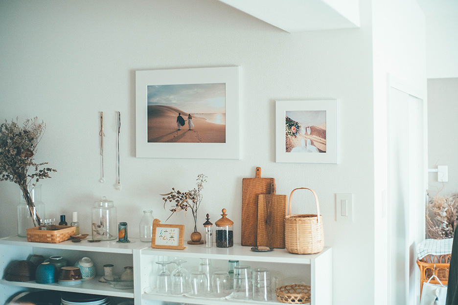 壁に飾られた「WALL DECOR」2点とインテリアの写真
