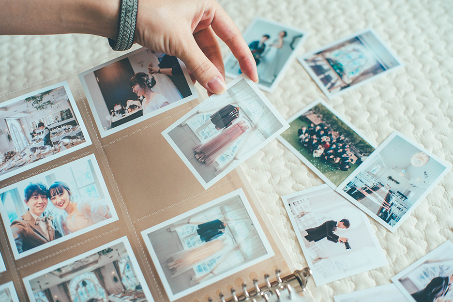 「ハーフサイズプリント」にプリントされた写真を、アルバムに入れている写真