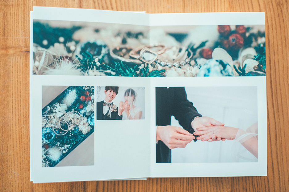 結婚式の写真をプリントした「フォトブック ハードカバー」を開いている写真