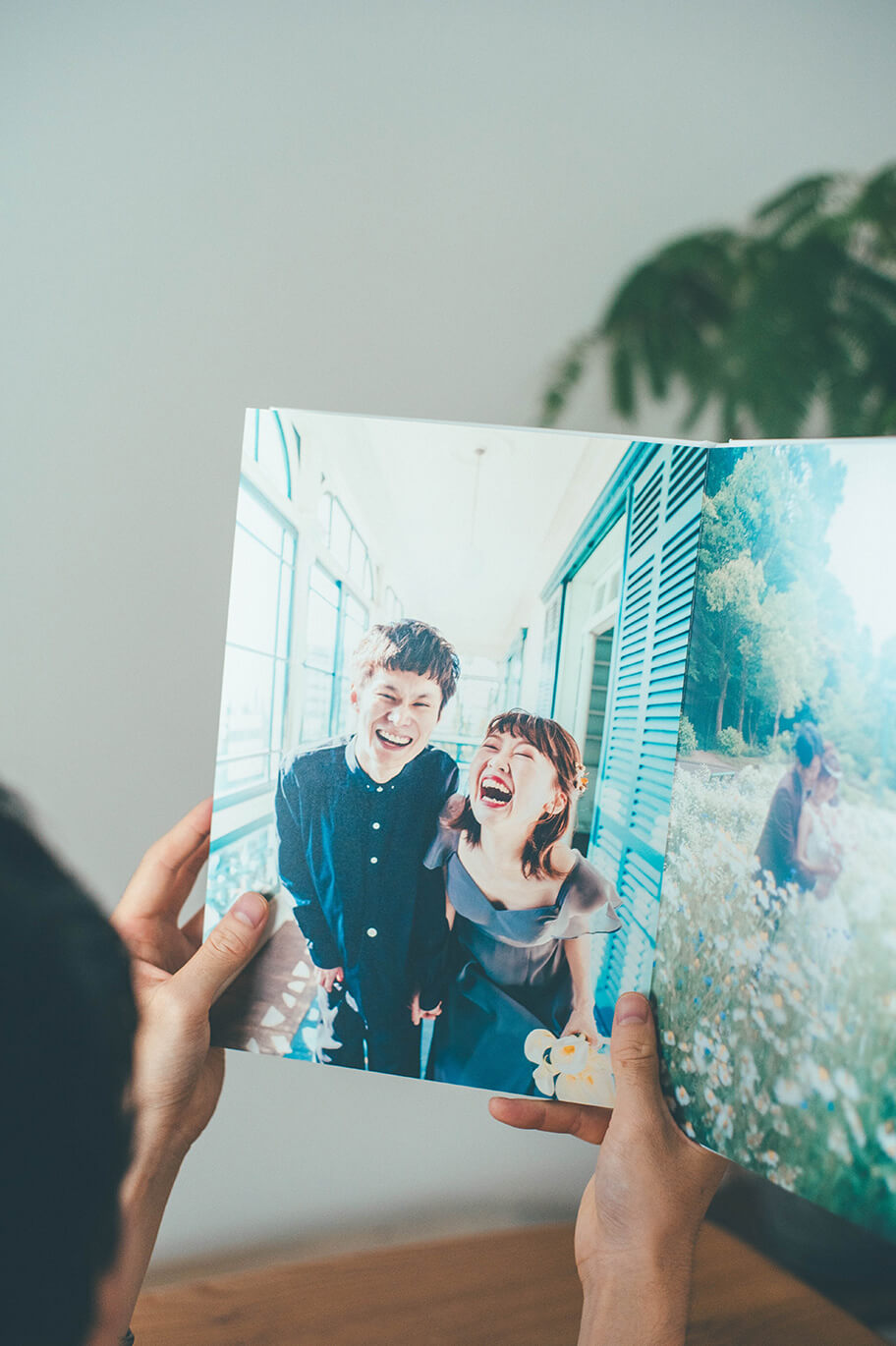 結婚式の写真をプリントした「フォトブック ハードカバー」を開いて、見ている写真