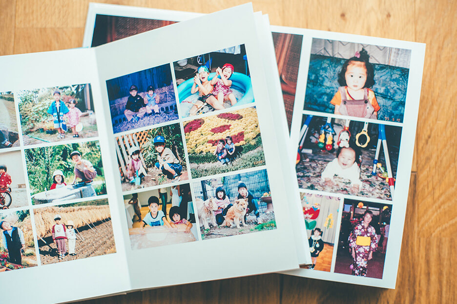 jyotaさんとmisuzuさんの幼少期の写真がプリントされた、「フォトブック ハードカバー」を開いた写真