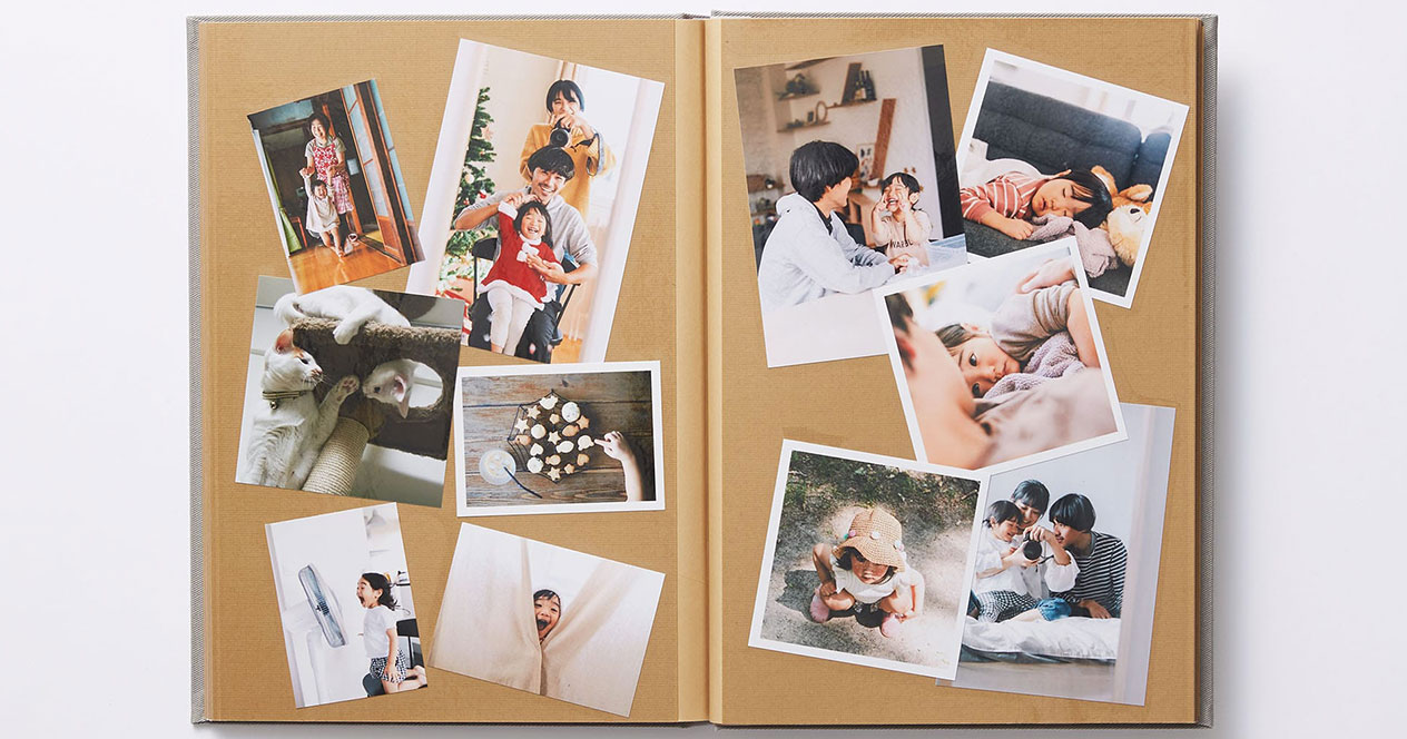 家族の写真が貼ってあるアルバムの写真