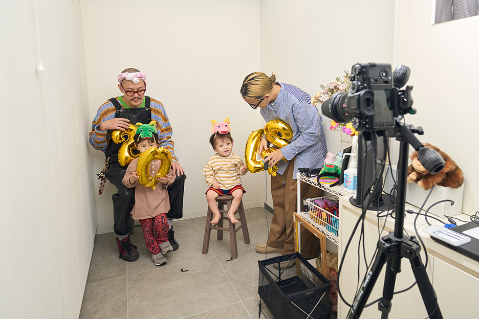 上田さんファミリーが撮影用の小物を準備している写真