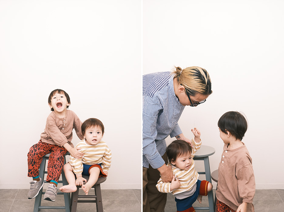 家族の集合写真以外の写真2枚。左は子ども2人で椅子に座って撮影した写真。右は撮影準備をする子ども2人と母親の写真
