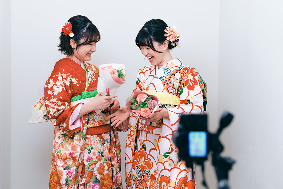 振袖を着た女性2人が笑いながら撮影をしている写真
