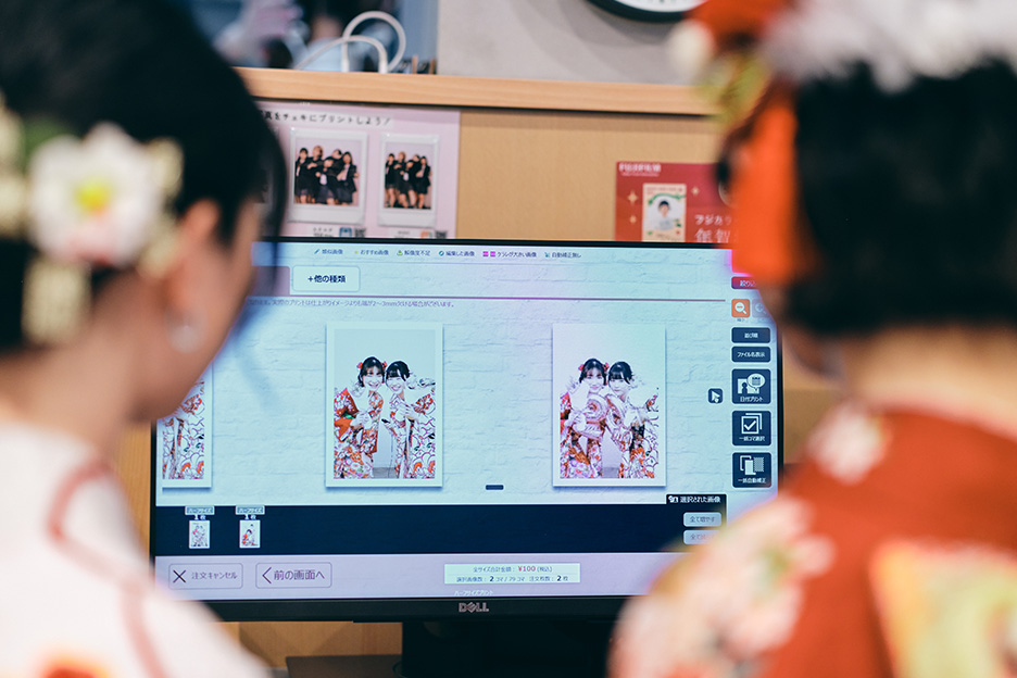 撮影した写真を店頭の端末で確認している写真