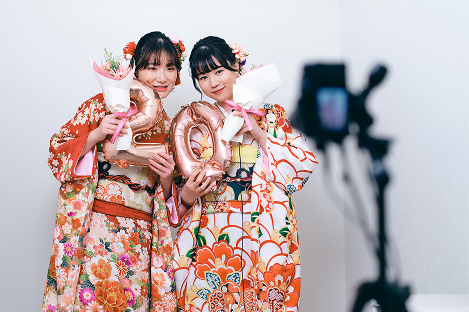 振袖を着た女性2人がセルフ写真館「WONDER PHOTO STUDIO」で撮影している写真