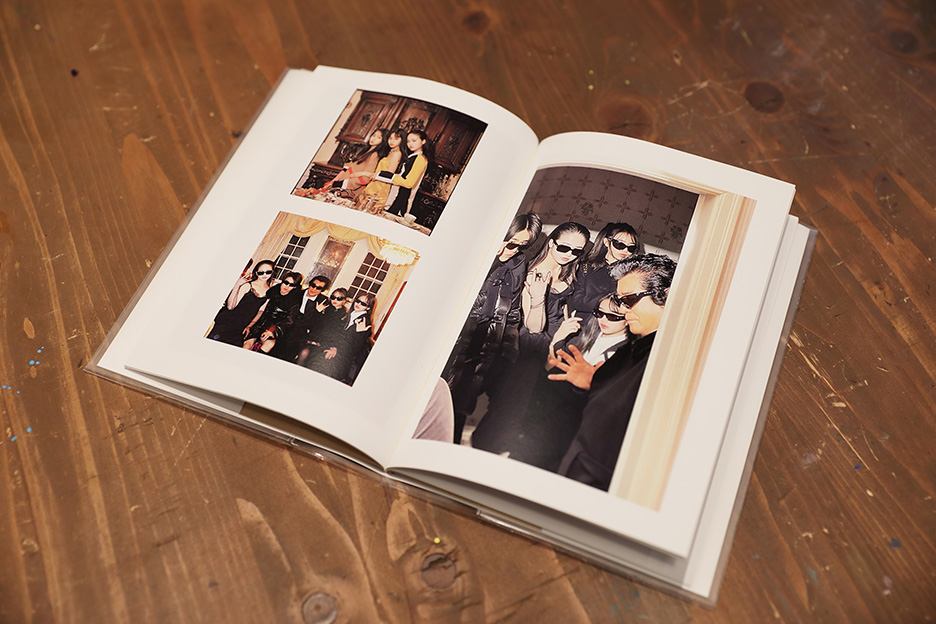 天翔さんとお父様の思い出の写真がプリントされた「PhotoZINE BOOK」写真