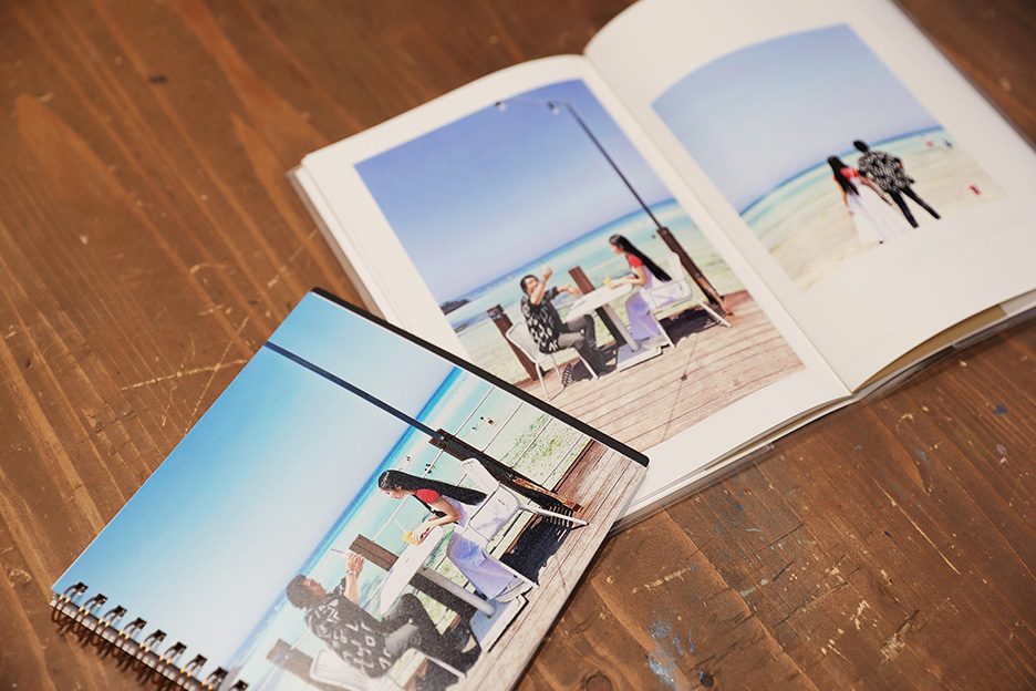 天翔さん親子の写真がプリントされた「PhotoZINE BOOK」と「フォトブック リング」が並んでいる写真